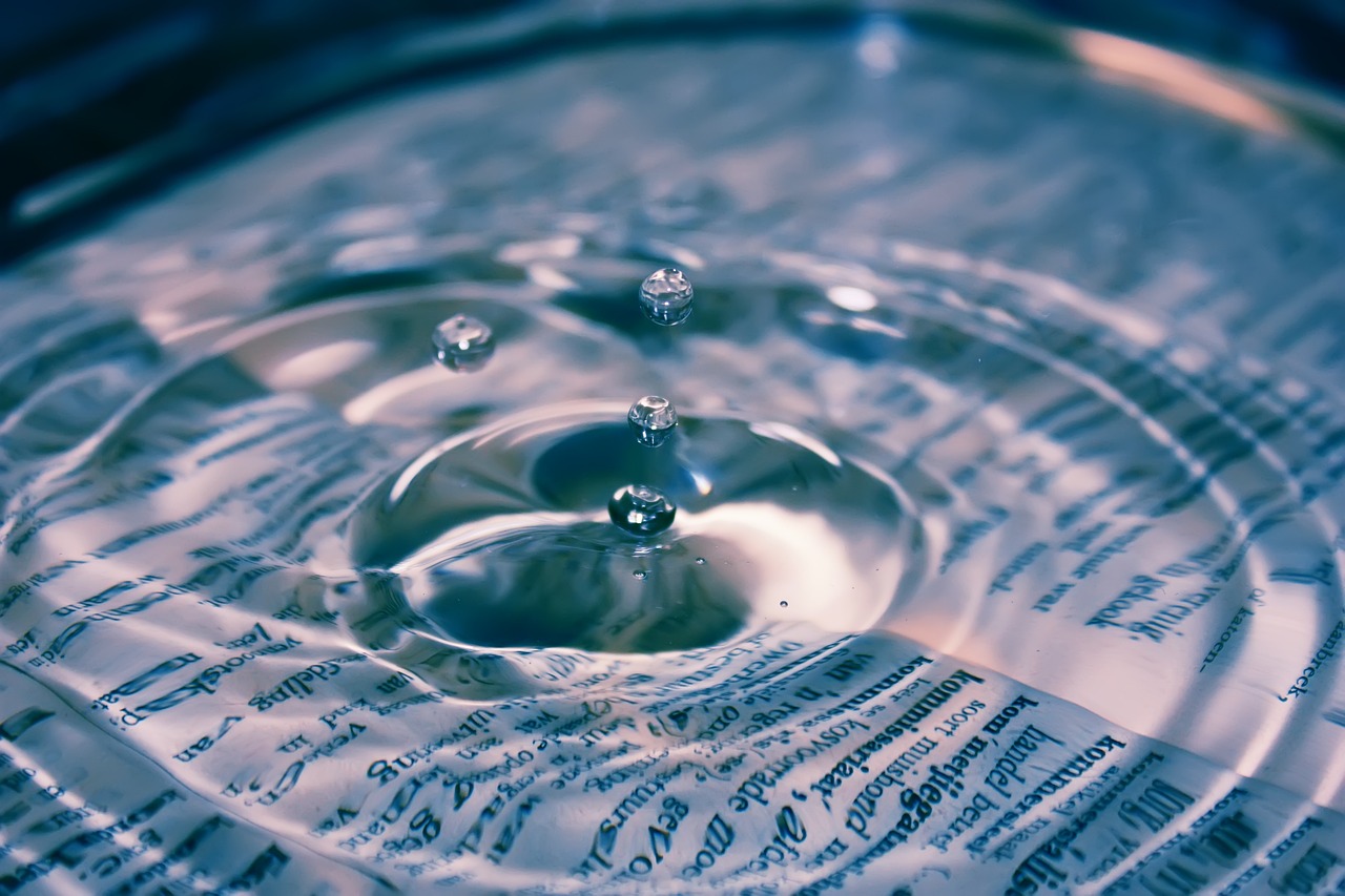 浅谈覆水难收，生活中的智慧寓言与决策启示